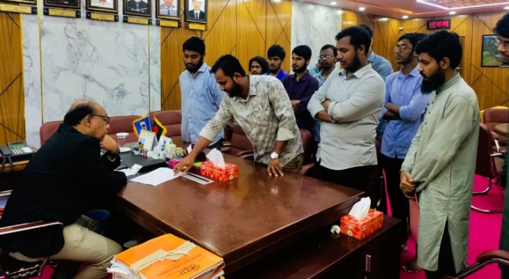 ভর্তি ফি কমানোর দাবিতে শিবিরের স্মারকলিপি
